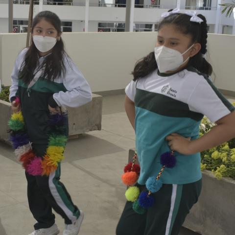Las estudiantes comenzando con el taller de danza.