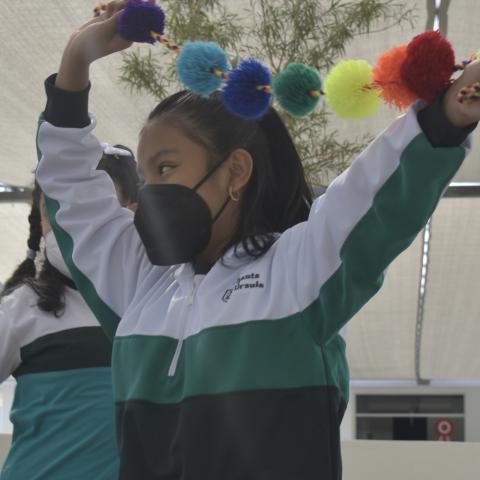 Las estudiantes siguiendo los pasos de danza del profesor(a) a cargo del taller.