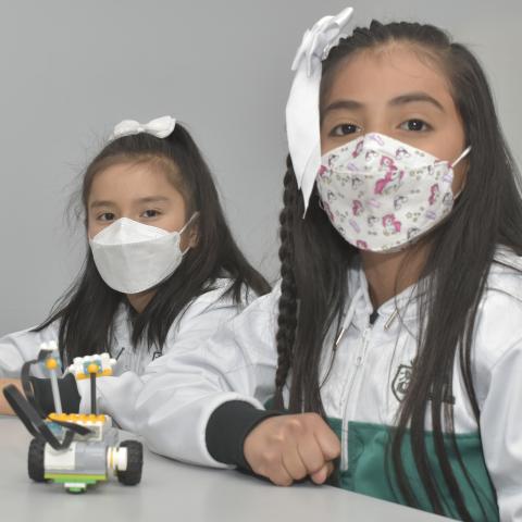 La alumnas comenzando con el taller de robótica.