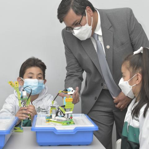 El profesor resolviendo las preguntas de los estudiantes.  