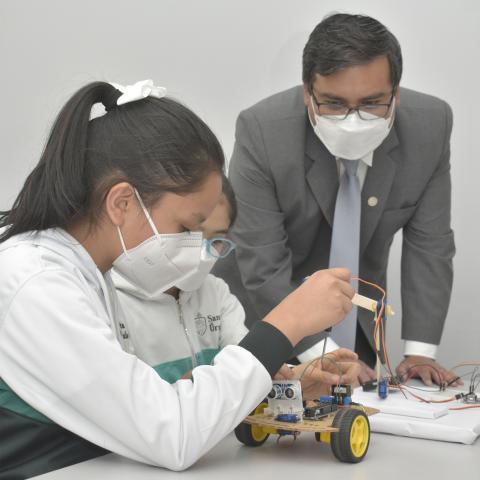 El profesor enseñándoles a sus estudiantes.