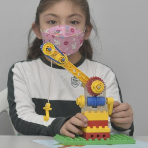 La alumna demostrando lo que realizo en el taller.