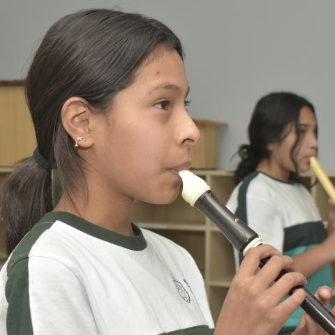 Los alumnos cada vez mejorando con el instrumento musical.