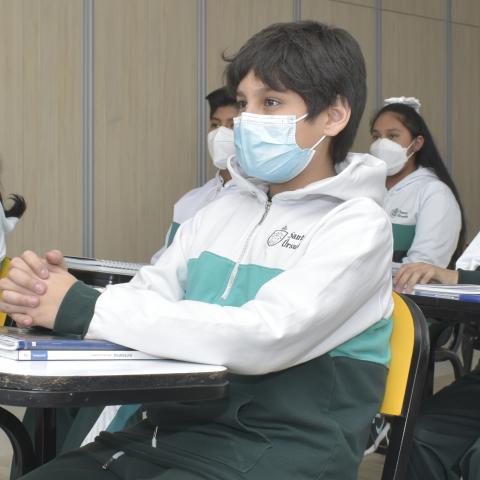 Los estudiantes comenzando con sus primeras clases del taller de ingles.