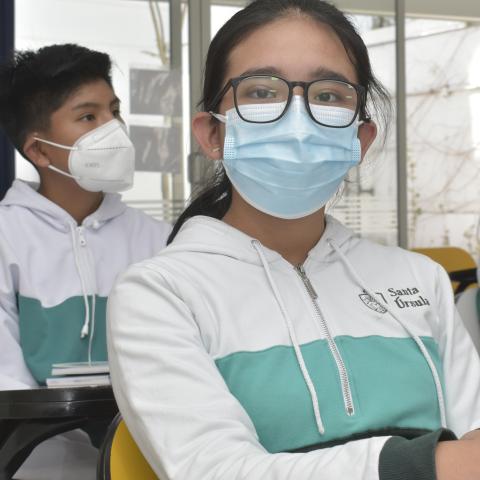 Los estudiantes atendiendo a sus clases del taller de ingles.