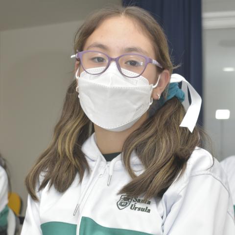 La estudiante mostrando su interés al taller de ingles. 