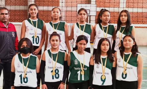 La selección de vóley categoría C del colegio Santa Úrsula logrando la ansiada medalla de oro.