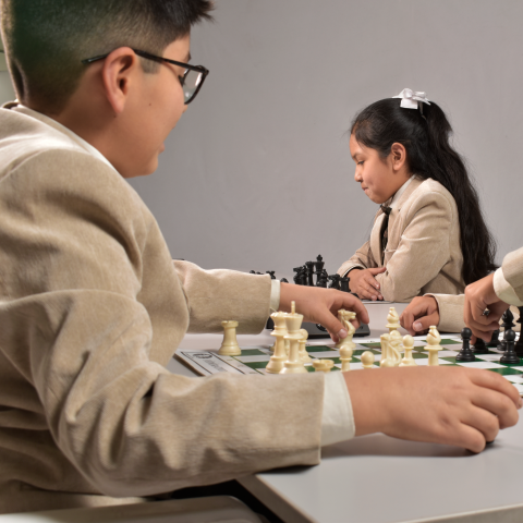 El estudiante esta concentrado para su próxima una estrategia.