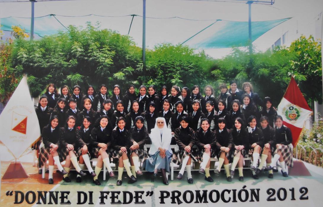 Las alumnas del colegio Santa Úrsula de la promoción del 2012. 